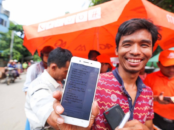 Một người dân Myanmar rất hồ hởi sau khi đăng ký thành công mạng Mytel