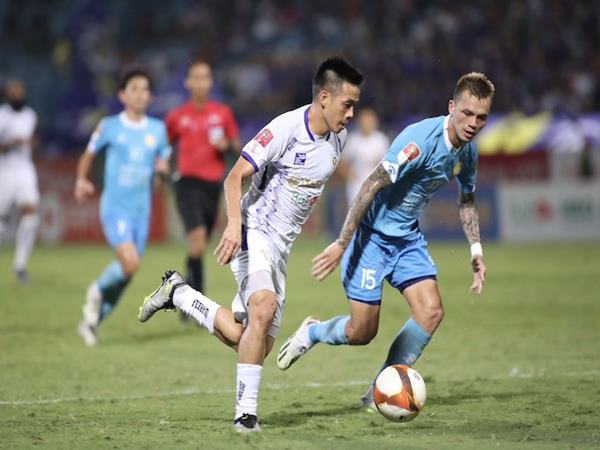 Hà Nội FC tạm vươn lên ngôi đầu