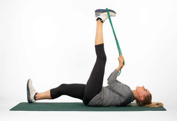 Kéo căng cơ bắp chân với dây đàn hồi (Resistance Band Stretch)