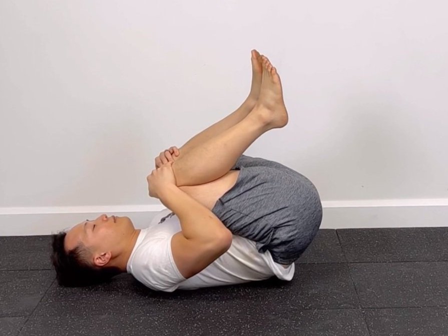 Căng cơ lưng dưới (Knee-to-Chest Stretch)