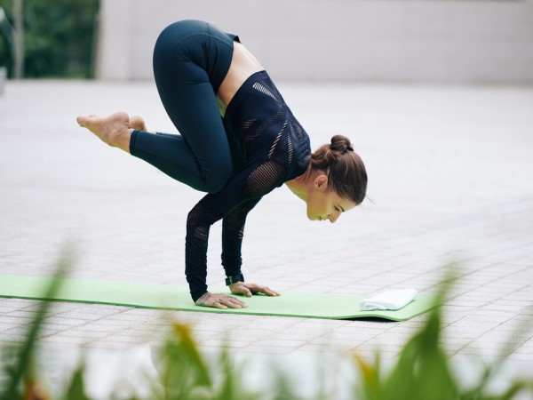 Tư thế con quạ (crow pose)