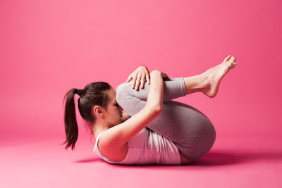 Tư thế gập gối ép bụng (wind-relieving pose)