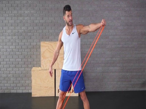 Bài tập kéo dây từ dưới lên (Seated Resistance Band Rows)